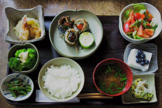 イワシのトマトロール焼き、バジル風味